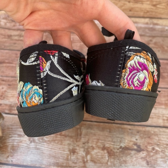 Love University woman’s black oriental style floral embroidered sneakers size 10 - Picture 10 of 10